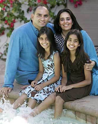mohnish pabrai with his wife harina kapoor and two daughters.