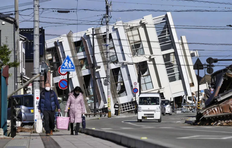 japan earthquake shakes a building