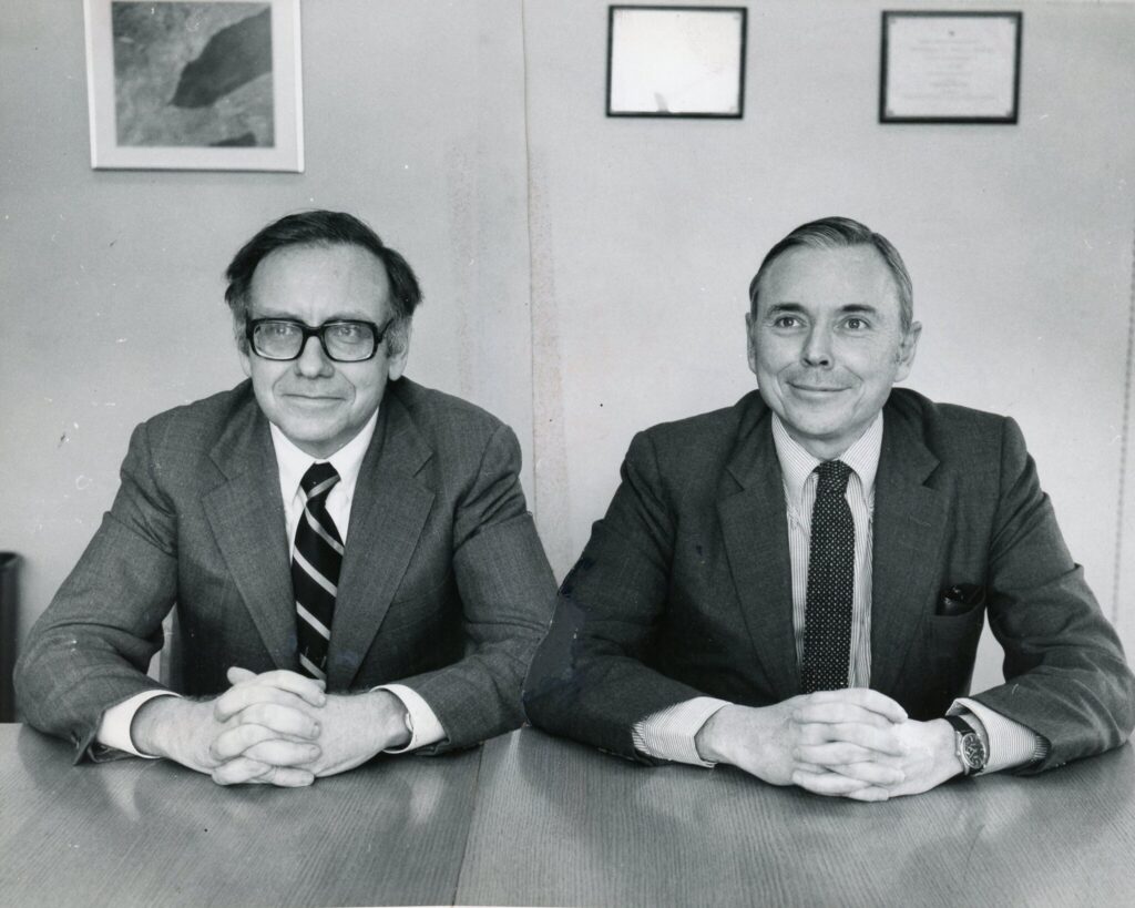 charlie munger and warren buffet in a black and white picture